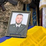 У Городенці прощаються із загиблим героєм Сергієм Цюмпалю: кортеж зустріли навколішки
