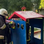 У Калуші дворічна дитина застрягла у конструкції на дитячому майданчику песочниці