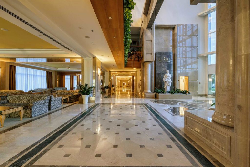 Просторий хол готелю Rixos Prykarpattya