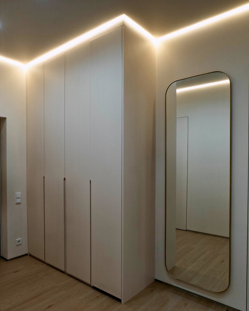Шкаф в прихожей