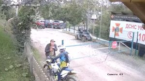 У Карпатах байкери незаконно спробували піднятися на вершину Петроса