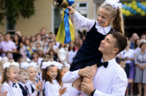 Освітня омбудсменка закликала навчальні заклади скасувати традиційні «Перші дзвінки»