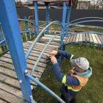 Мешканка Калуша звернулась до міського голови через занедбаний дитячий майданчик