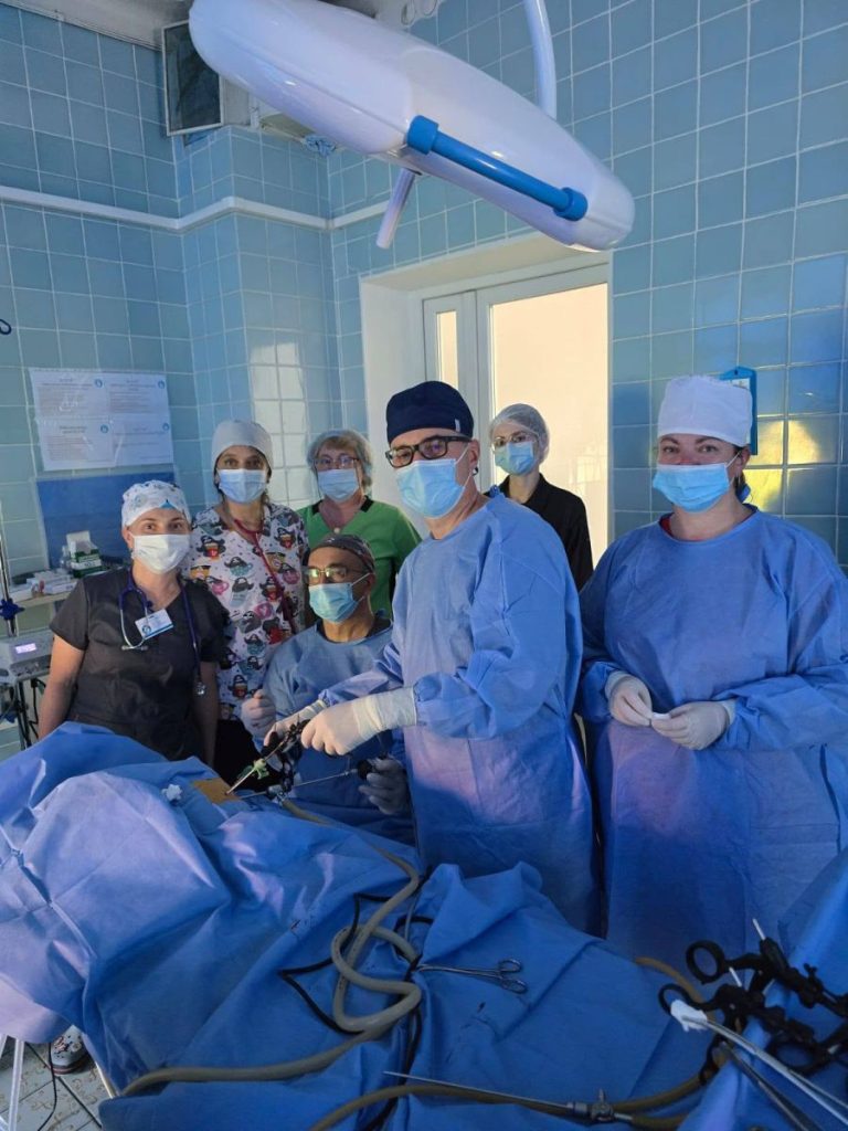 Унікальна операція на Прикарпатті: новонародженого з рідкісною патологією прооперували в обласній дитячій лікарні без хірургічного розрізу