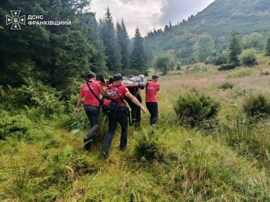 Рятувальники Івано-Франківщини надали допомогу 74-річному мандрівнику та двом неповнолітнім дівчатам із Києва