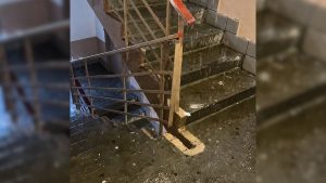 Зливова вода з покрівлі проникла до підвалу: у Калуші підтопило дев’ятиповерховий будинок