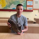 Прикордонник-військовий подарував Івано-Франківському університету імені Івана Франка зуб мамонта