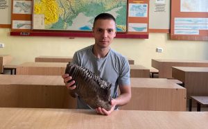 Прикордонник-військовий подарував Івано-Франківському університету імені Івана Франка зуб мамонта