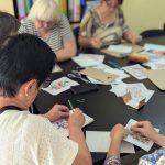 У калуському Центрі підтримки життя виготовляли листівки з вишитим орнаментом