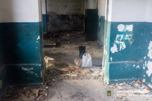 На Сарненщині чоловік у покинутій споруді ховав зброю, наркотики та бурштин