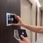 Як обрати матеріал і оформлення номерів на двері для бізнес-приміщення