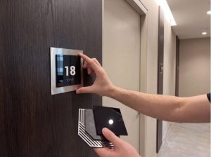 Як обрати матеріал і оформлення номерів на двері для бізнес-приміщення