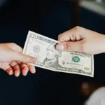 Затриману на місці директорку франківської фірми покарали штрафом за дачу хабара службовцю Держпраці