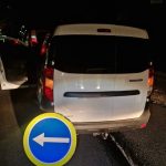 На вулиці Довженка 18-річний керманич Renault збив дорожні знаки внаслідок ДТП