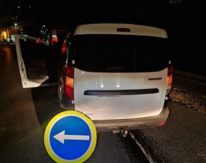 На вулиці Довженка 18-річний керманич Renault збив дорожні знаки внаслідок ДТП