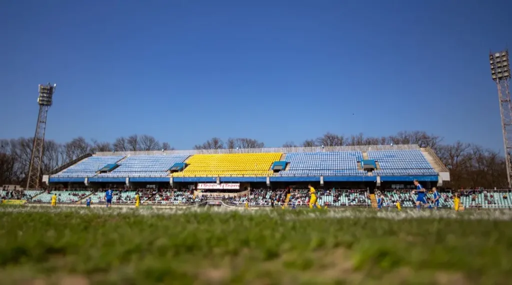 На виступі FIЇNKA на стадіоні «Рух» в Івано-Франківську штраф за вихід на газон становить 100 тисяч гривень