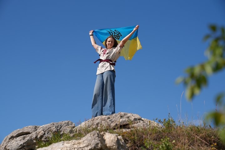 Перевезла український стяг через шість російських блокпостів