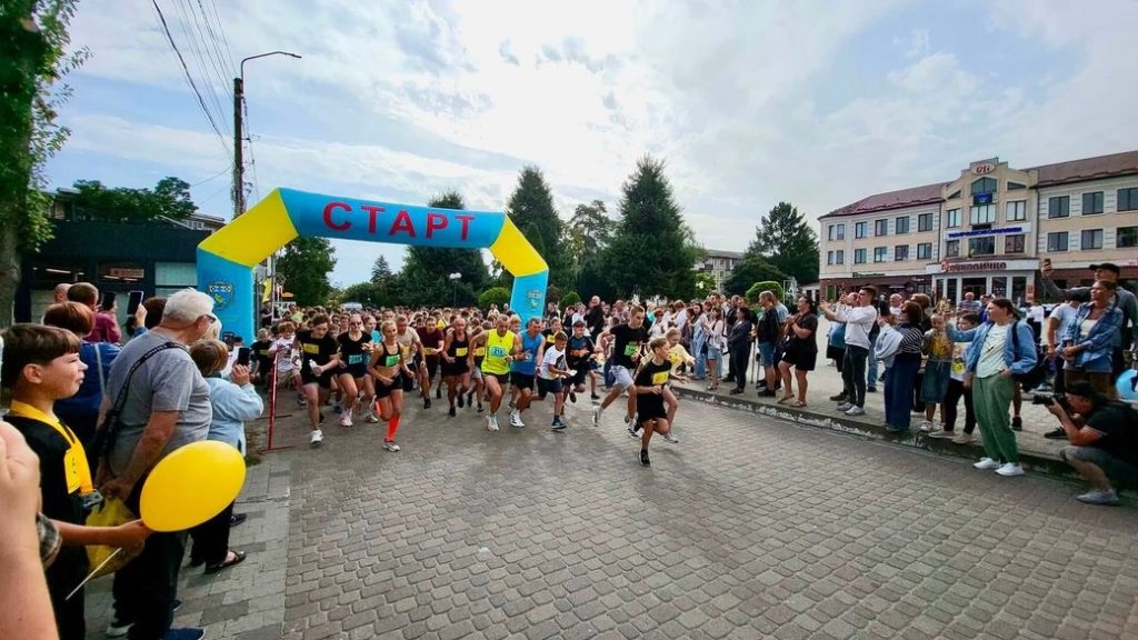 У Бурштині на меморіальному забігу мати загиблого сина не знайшла його імені у списках