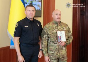 Поліцейський Прикарпаття провів чотири доби без сну, рятуючи побратимів, і отримав відзнаку Головнокомандувача ЗСУ «За врятоване життя»