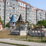У Франківську біля школи №22 планують облаштувати сквер замість ігрового майданчика з вежами