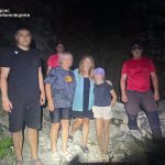 Подорожувальники з Києва застрягли на крутому схилі біля водоспаду, рятувальники Прикарпаття прийшли на допомогу