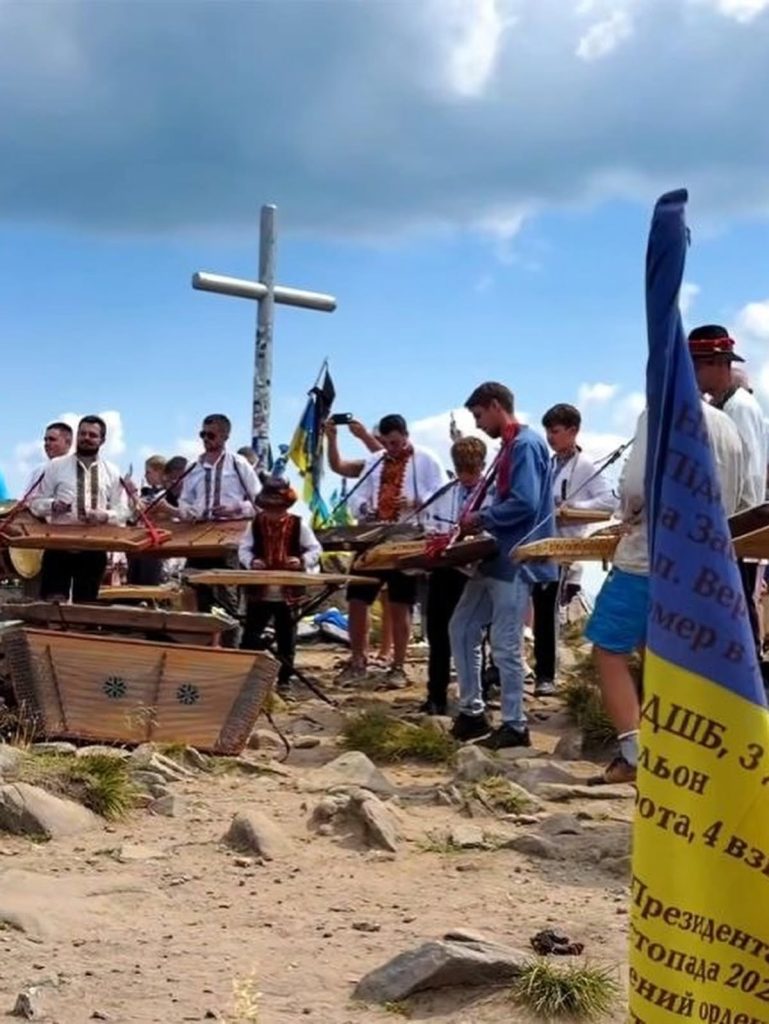 Більше тридцяти виконавців на цимбалах заспівали Державний Гімн і традиційну гуцульську «Аркан»