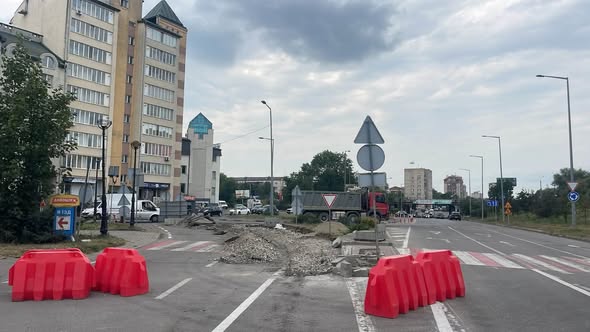 В Івано-Франківську на вулиці Надрічній збільшують безпековий острівець біля кільцевої розв’язки