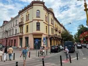 В Івано-Франківську понад чверть багатоповерхівок залишаються без ОСББ чи управителя: у міськраді пропонують змінити законодавство