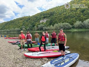 Поліцейські-ветерани Прикарпаття взяли участь у реабілітаційному SUP-турі