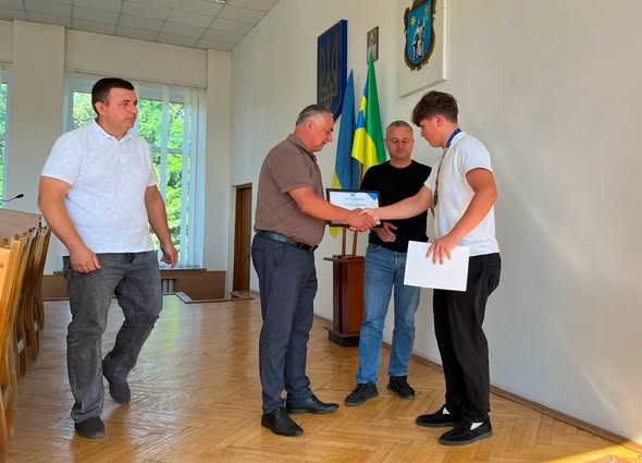У Тлумацькій міській раді відзначили переможця всеукраїнських боксерських змагань Павла Круховського