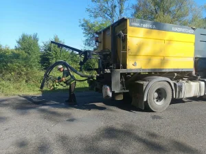 У Прикарпатті тривають ремонти дорожніх аварійних ям