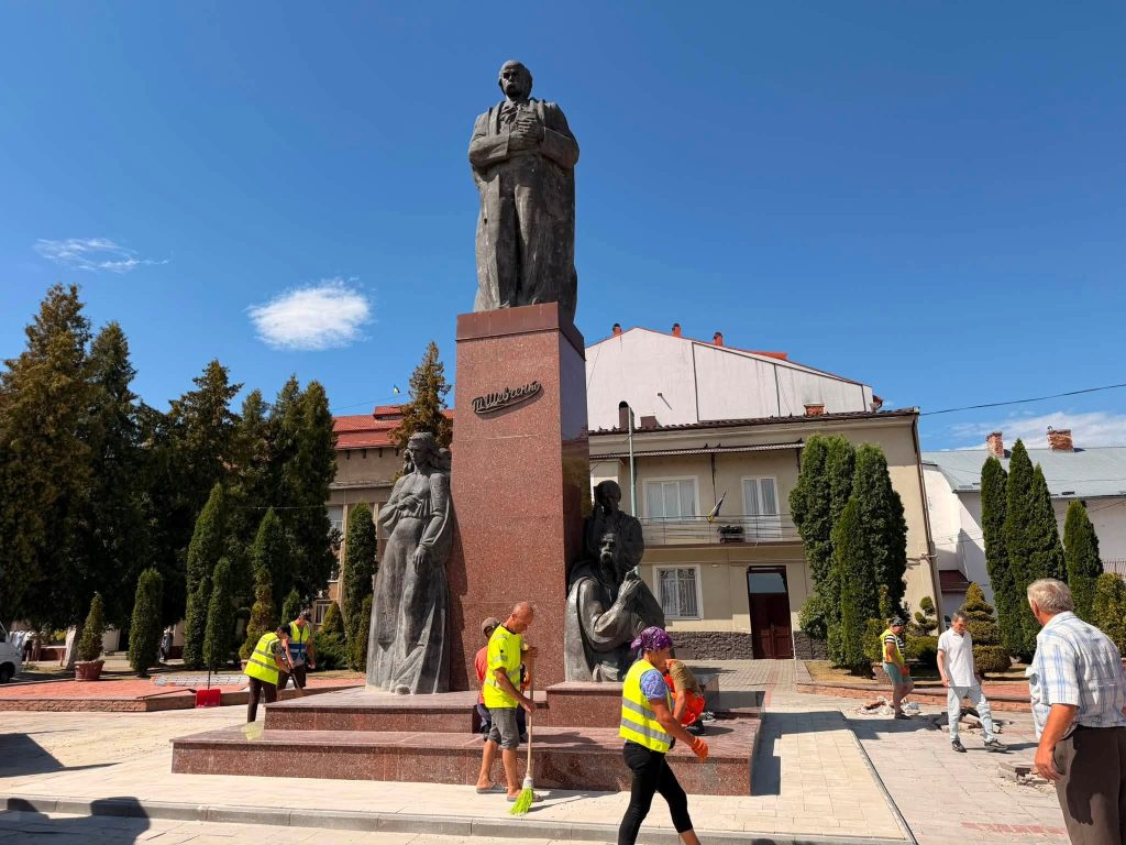 У Надвірнянській громаді відбуваються підготовки до святкування Дня Прапора, Дня Незалежності та Дня міста