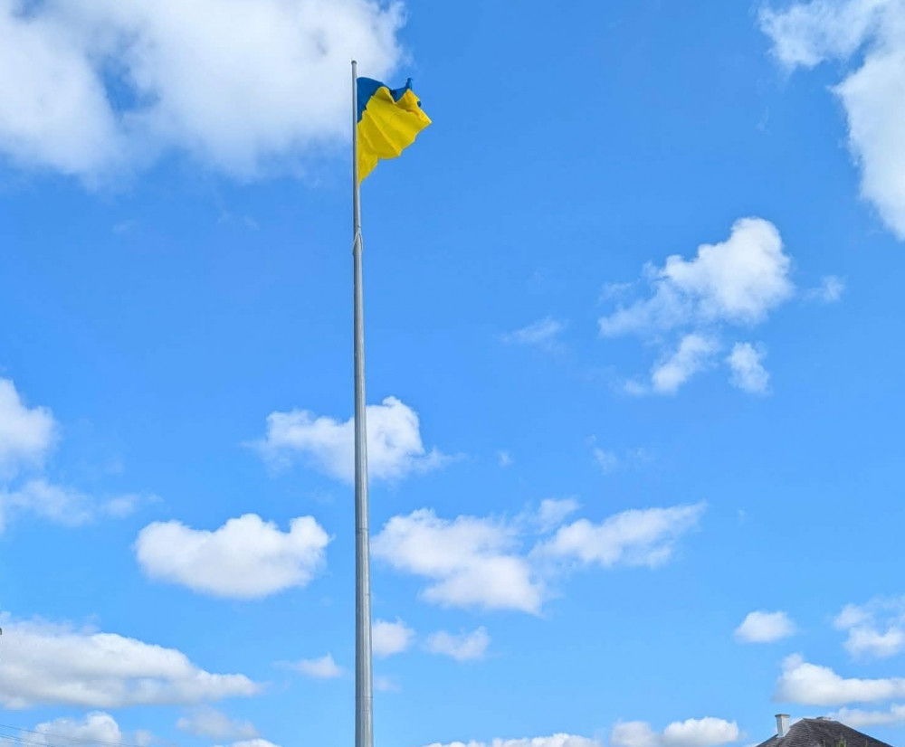 На подвір’ї Бандери відсвяткували День прапора святковим підняттям найбільшого прапора