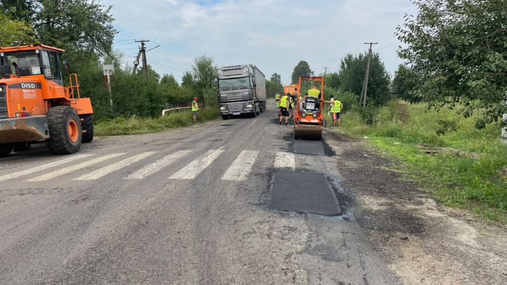 На Прикарпатті ведеться ямковий ремонт