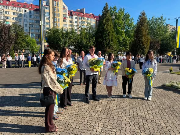 У Калуші на День Незалежності вшанували Героїв і нагородили випускників із найвищими балами