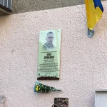 На зовнішній стіні будівлі встановили меморіальну табличку загиблому Воїну Ігорю Довбняку