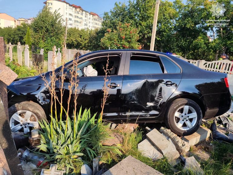Водій напідпитку врізався в огорожу кладовища в Крихівцях і зруйнував пам’ятники
