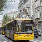 В Івано-Франківську встановлюють лавки на зупинках, але не дозволяють масово ставити павільйони