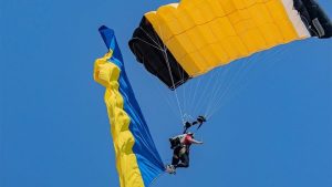 Ідеальна точність у вільному падінні: на Франківщині пройшов Кубок командувача Повітряних Сил ЗСУ з парашутного спорту
