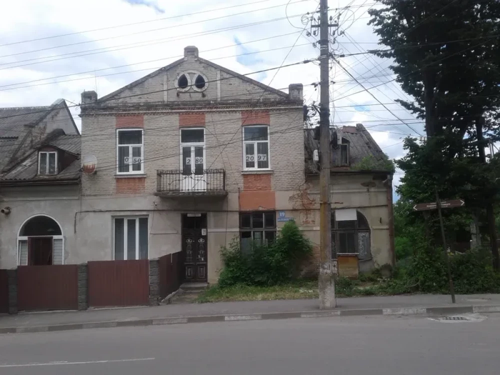 У Калуші знову виставили на продаж занедбане міське приміщення в центрі