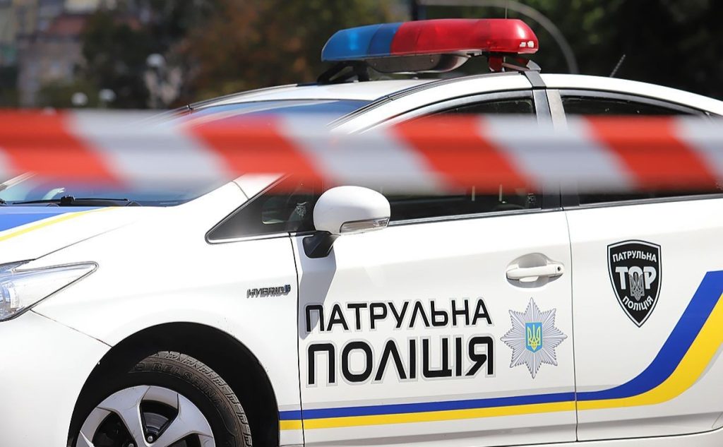 На Івано-Франківщині Nissan зіткнувся з поліцейською службовою машиною