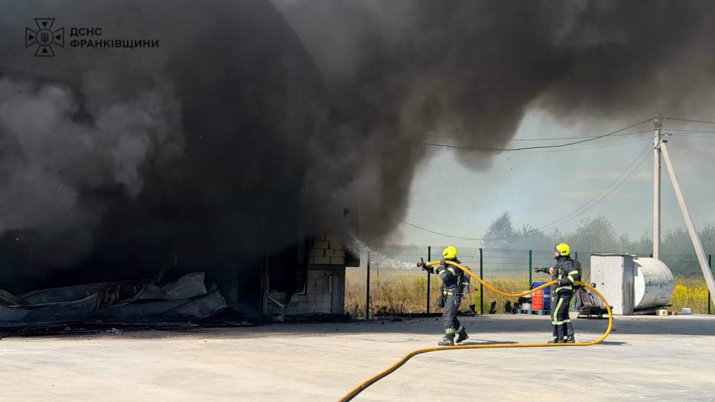 Пожежники швидко загасили полум’я в ангарі на Чукалівці