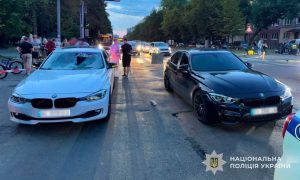 У Львові дві BMW наїхали на батька з восьмирічною дочкою