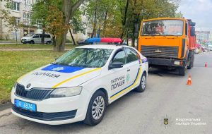 У Івано-Франківську вантажний автомобіль збив 81-річну бабусю: літню жінку доставили до лікарні