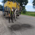 В Прикарпатті усувають небезпечні ями на дорогах: актуальні ділянки ремонту