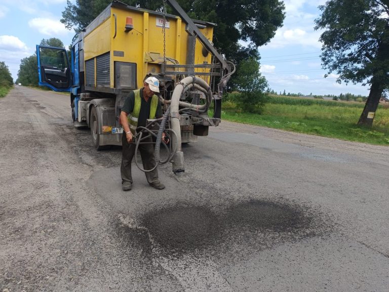В Прикарпатті усувають небезпечні ями на дорогах: актуальні ділянки ремонту