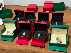 На митниці затримали 8 нерозмитнених годинників Cartier та Rolex вартістю 4,1 мільйона гривень