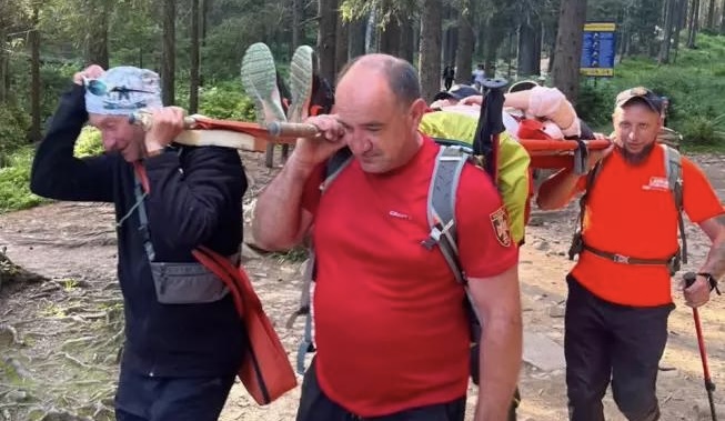 У гірській місцевості рятувальники надали допомогу травмованій туристці з Київської області