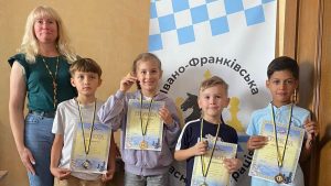 Учні калуської “Кімнати школяра” посіли призові позиції на обласних шахових змаганнях