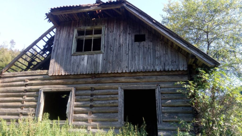 У Болехівському районі занепала колишня пластова хата та гуртожиток лісорубів